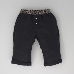 Pantalon bleu et ceinture fleurie