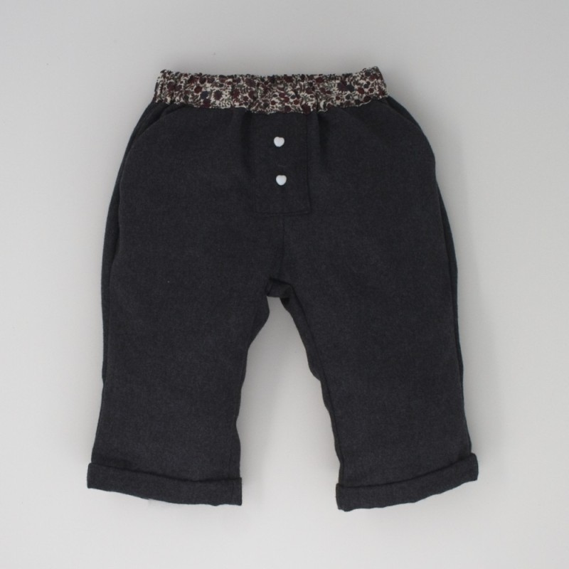 Pantalon bleu et ceinture fleurie