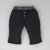 Pantalon bleu et ceinture fleurie