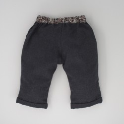 Pantalon bleu et ceinture fleurie