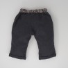 Pantalon bleu et ceinture fleurie