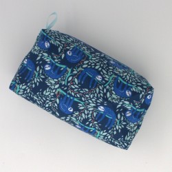 Trousse cosmétique bleue avec des impressions de paresseux