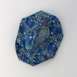 Trousse cosmétique bleue avec des impressions de paresseux