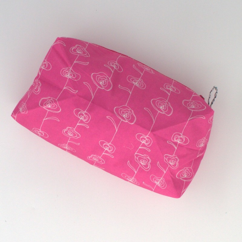 Trousse cosmétique rose avec des roses