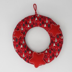 Couronne de Noel imprimé rouge sapins décorée d'étoiles rouges