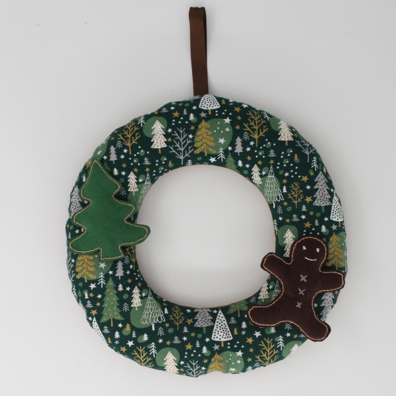Couronne de Noel imprimé sapins vert décorée d'un sapin et d'un bonhomme