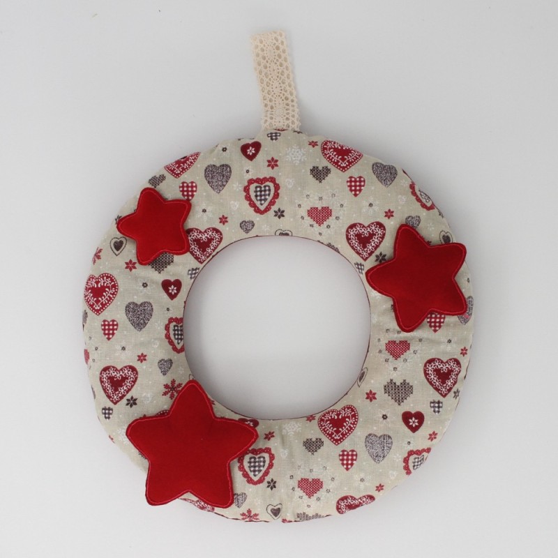 Couronne de Noel imprimé cœurs et décorée d'étoiles rouges