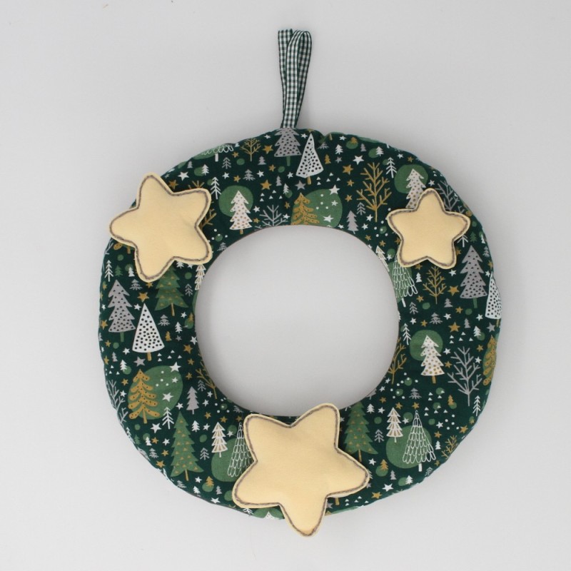 Couronne de Noel imprimé sapins vert décorée d'étoiles jaunes claires